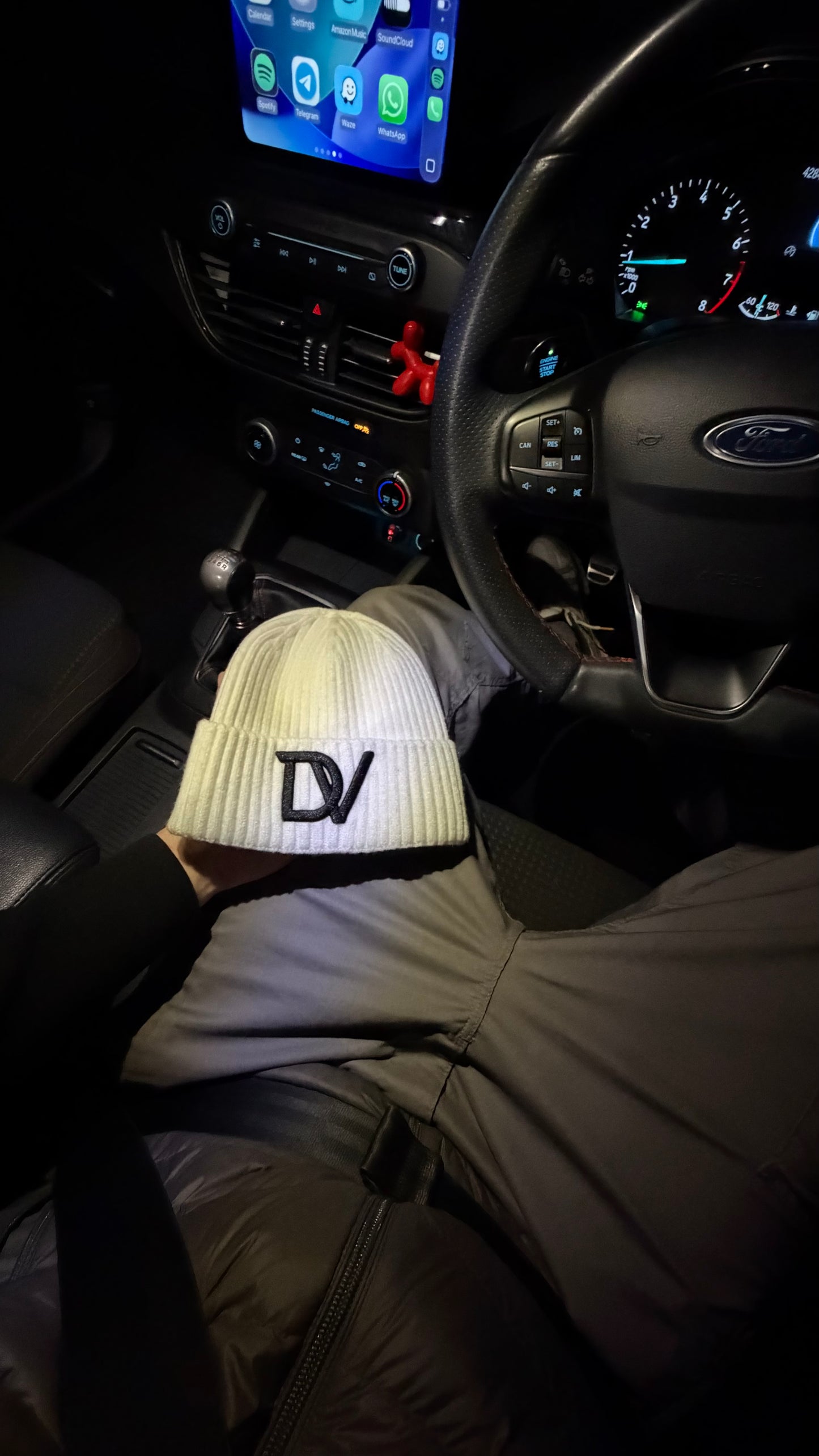 Divinity LONDON - Ribbed Artic White Artic Beanie